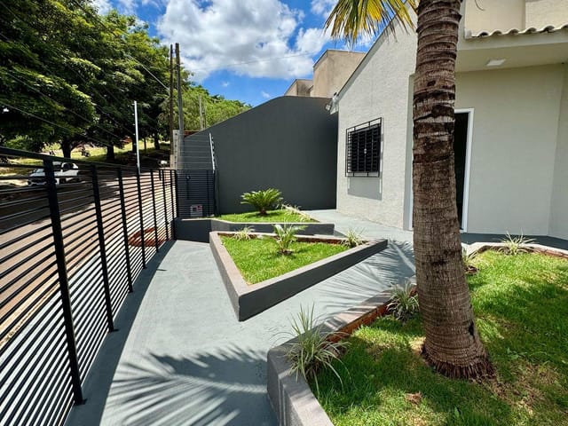 Foto do Casa - Linda Casa no Jardim Columbia D – 2 Quartos (1 Suíte), Espaço Gourmet, Jardim, Vaga para 2 Carros, Segurança Completa e Recém-Reformada! | Londrina Cred Imóveis