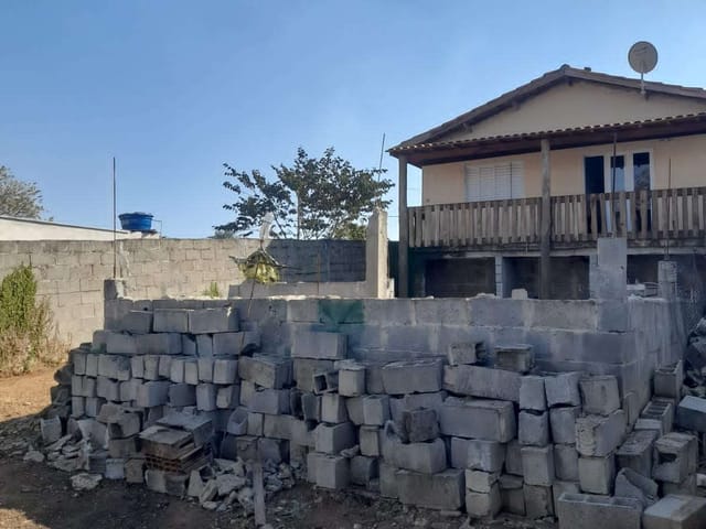 Casa com 500m² 2 quartos e 2 banheiros, à venda, no bairro Parque Shangri-lá em Pindamonhangaba