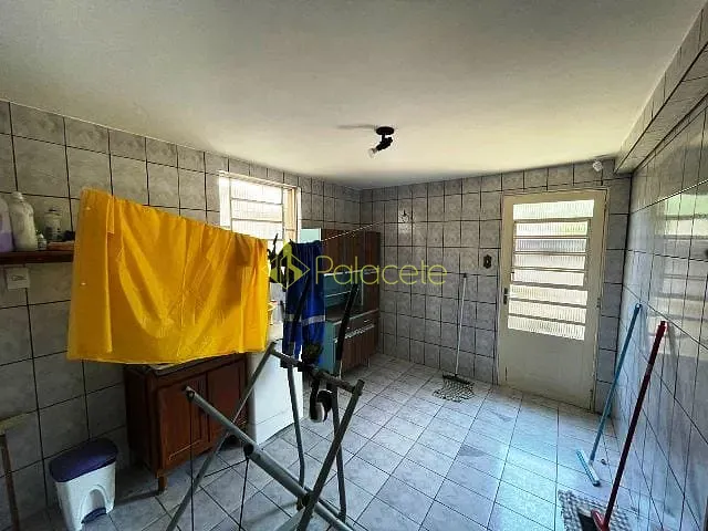 Casa com 288m² 3 quartos e 2 banheiros, à venda, no bairro Loteamento Residencial Andrade em Pindamonhangaba
