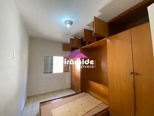 Casa com 250m² 4 quartos e 3 banheiros, para alugar, no bairro Jardim Satélite em São José dos Campos