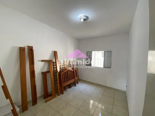 Casa com 250m² 4 quartos e 3 banheiros, para alugar, no bairro Jardim Satélite em São José dos Campos