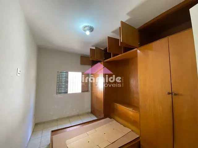 Casa com 250m² 4 quartos e 3 banheiros, para alugar, no bairro Jardim Satélite em São José dos Campos