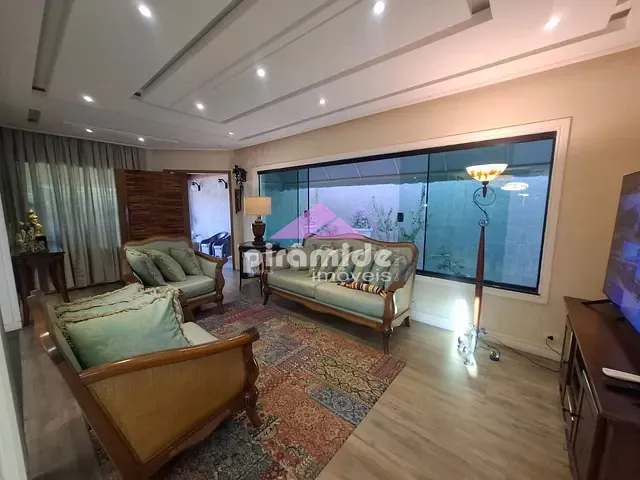 Casa com 250m², à venda, no bairro Loteamento Villa Branca em Jacareí