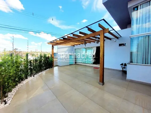 Casa com 203m² 3 quartos e 3 banheiros, à venda, no bairro Coliseu em Londrina