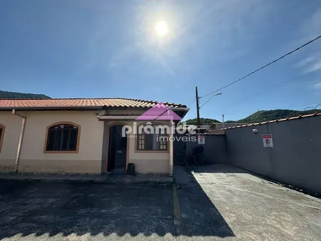 Casa com 60m² 2 quartos e 1 banheiro, à venda, no bairro Jardim Casa Branca em Caraguatatuba