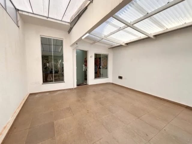 Foto do Casa - Casa Geminada na Zona Leste com 3 Quartos (1 Suíte), 2 Vagas, Ar Condicionado, Blindex, em Bairro Tranquilo e a 5 Minutos do Centro | Londrina Cred Imóveis