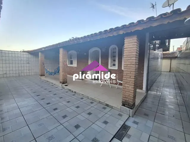 Casa com 258m² 2 quartos e 2 banheiros, à venda, no bairro Praia das Palmeiras em Caraguatatuba