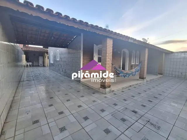 Casa com 258m² 2 quartos e 2 banheiros, à venda, no bairro Praia das Palmeiras em Caraguatatuba