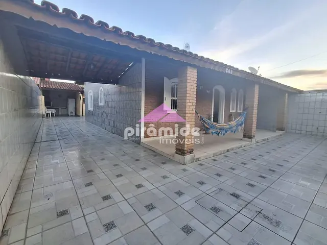 Casa com 258m² 2 quartos e 2 banheiros, à venda, no bairro Praia das Palmeiras em Caraguatatuba