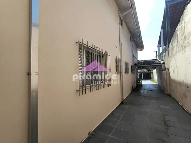 Casa com 250m² 5 quartos e 3 banheiros, à venda, no bairro Poiares em Caraguatatuba