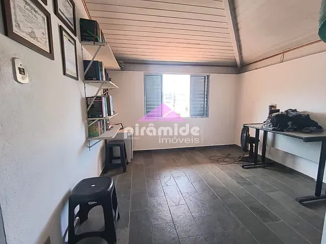 Casa com 250m² 5 quartos e 3 banheiros, à venda, no bairro Poiares em Caraguatatuba