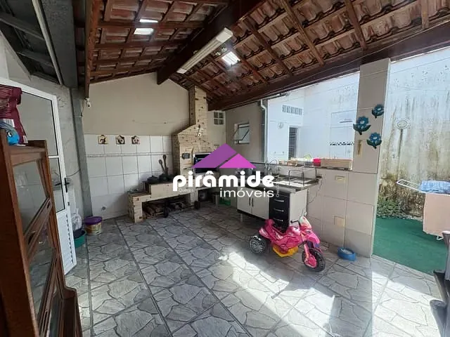 Casa com 145m² 3 quartos e 2 banheiros, à venda, no bairro Eugênio de Mello em São José dos Campos