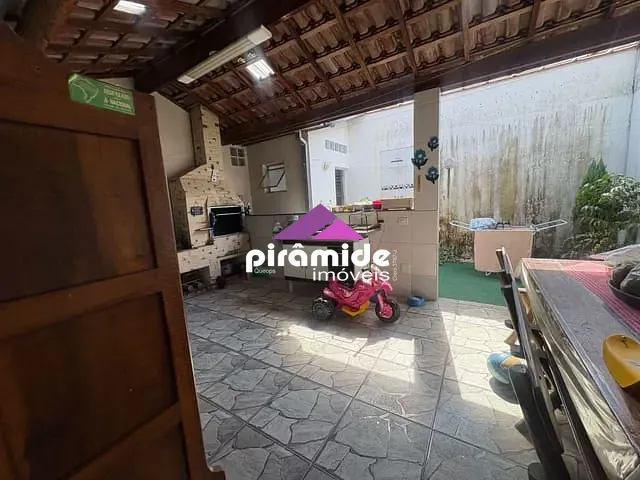 Casa com 145m² 3 quartos e 2 banheiros, à venda, no bairro Eugênio de Mello em São José dos Campos