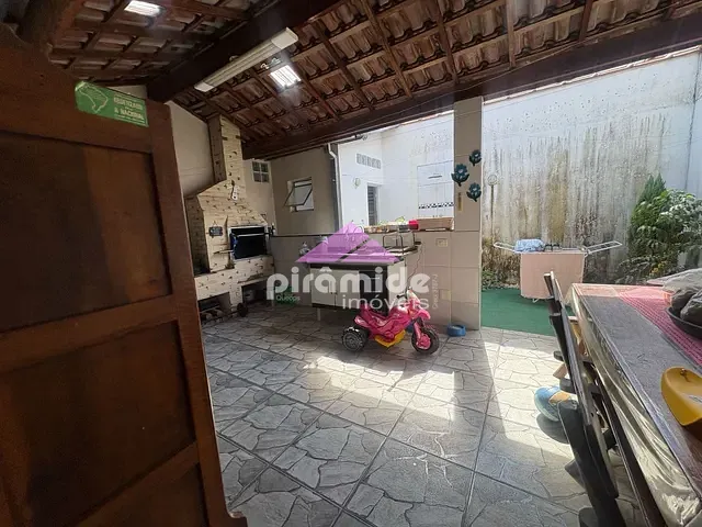 Casa com 145m² 3 quartos e 2 banheiros, à venda, no bairro Eugênio de Mello em São José dos Campos