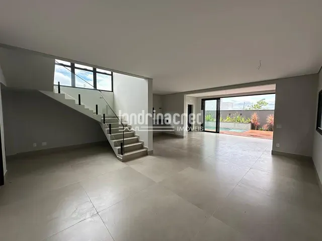 Casa com 250m² 4 quartos e 6 banheiros, à venda, no bairro CONDOMÍNIO ARANGUÁ em Londrina