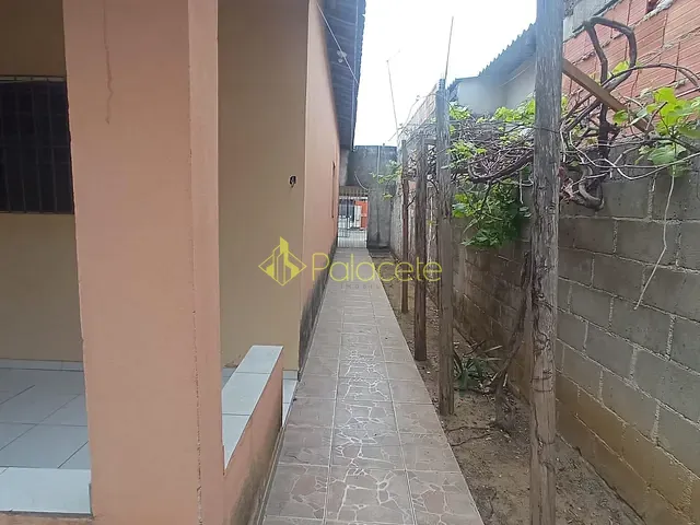Casa com 300m² 3 quartos e 2 banheiros, à venda, no bairro Residencial e Comercial Laerte Asumpção em Pindamonhangaba