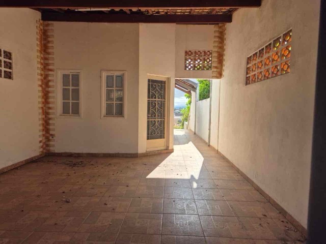 Sobrado com 349m² 3 quartos e 2 banheiros, à venda, no bairro Granjas Santa Terezinha em Taubaté