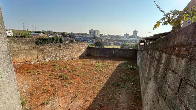 Sobrado com 349m² 3 quartos e 2 banheiros, à venda, no bairro Granjas Santa Terezinha em Taubaté