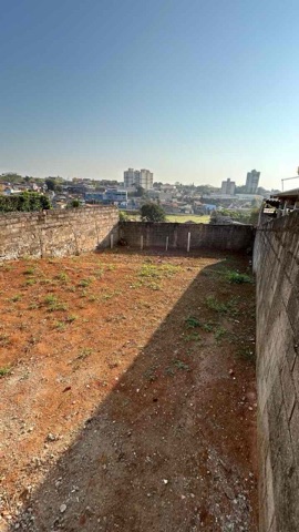 Sobrado com 349m² 3 quartos e 2 banheiros, à venda, no bairro Granjas Santa Terezinha em Taubaté