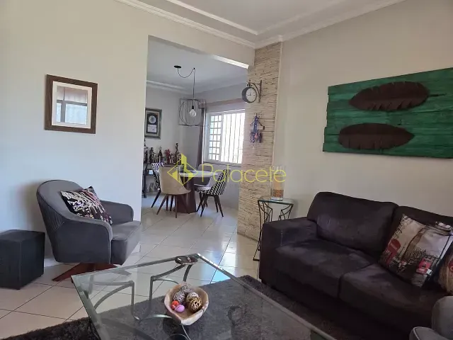Casa 3 quartos e 3 banheiros, à venda, no bairro Tabaú em Pindamonhangaba