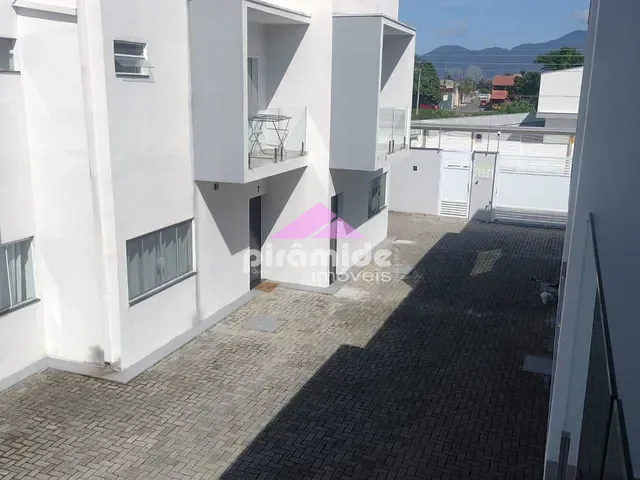 Casa com 107m² 2 quartos e 1 banheiro, à venda, no bairro Pontal de Santa Marina em Caraguatatuba