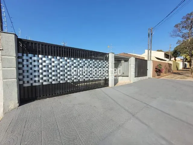 Casa com 378m² 3 quartos e 4 banheiros, à venda, no bairro Brasília em Londrina