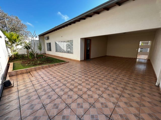 Foto do Casa - Imóvel com 500m² de terreno e 189m² construídos, 3 quartos (2 suítes), sala 2 ambientes, edícula 62m², garagem 4 carros, quintal e jardim | Londrina Cred Imóveis