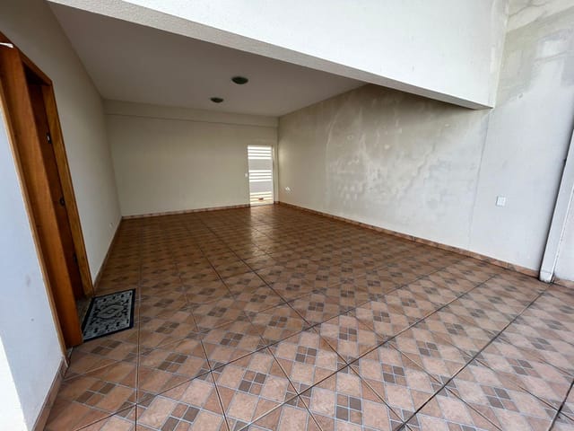 Foto do Casa - Imóvel com 500m² de terreno e 189m² construídos, 3 quartos (2 suítes), sala 2 ambientes, edícula 62m², garagem 4 carros, quintal e jardim | Londrina Cred Imóveis