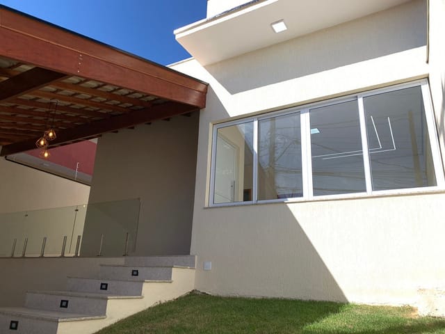 Casa com 200m² 3 quartos e 3 banheiros, à venda, no bairro Vila Suiça em Pindamonhangaba