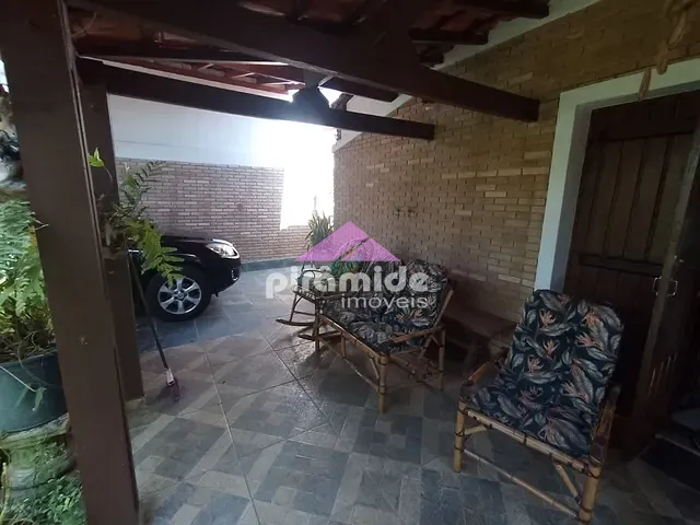 Casa com 300m² 2 quartos e 2 banheiros, à venda, no bairro Jardim Nomar em Caraguatatuba
