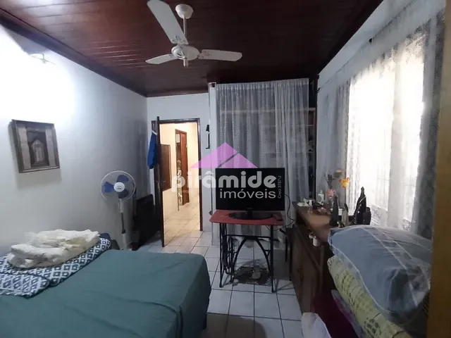 Casa com 300m² 2 quartos e 2 banheiros, à venda, no bairro Jardim Nomar em Caraguatatuba