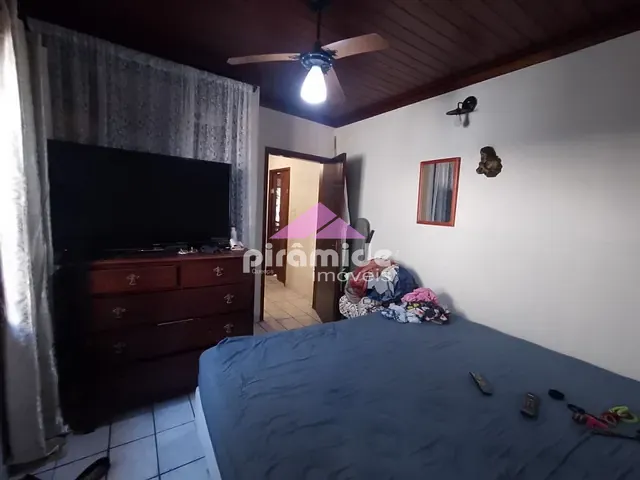 Casa com 300m² 2 quartos e 2 banheiros, à venda, no bairro Jardim Nomar em Caraguatatuba