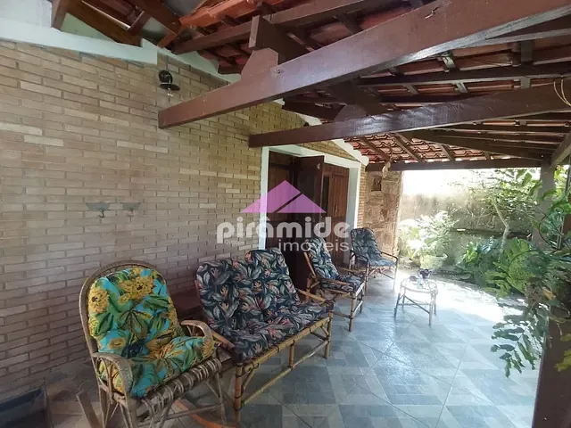 Casa com 300m² 2 quartos e 2 banheiros, à venda, no bairro Jardim Nomar em Caraguatatuba