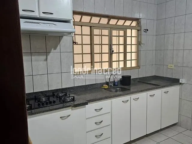 Casa com 250m² 2 quartos e 2 banheiros, à venda, no bairro São Pedro em Londrina