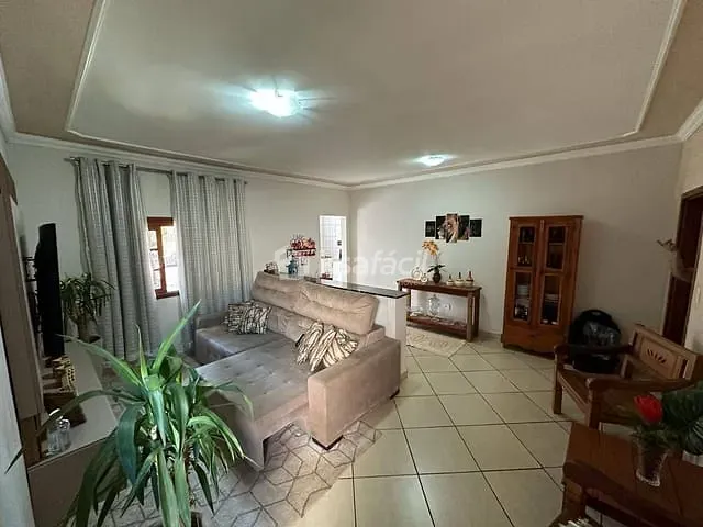 Casa com 720m² 4 quartos e 1 banheiro, à venda, no bairro Vila Nasser em Campo Grande