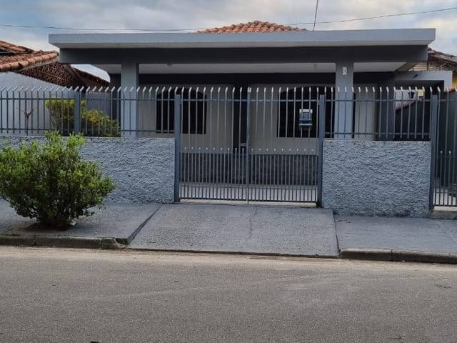 Casa com 250m² 3 quartos e 2 banheiros, à venda, no bairro Loteamento Residencial Andrade em Pindamonhangaba