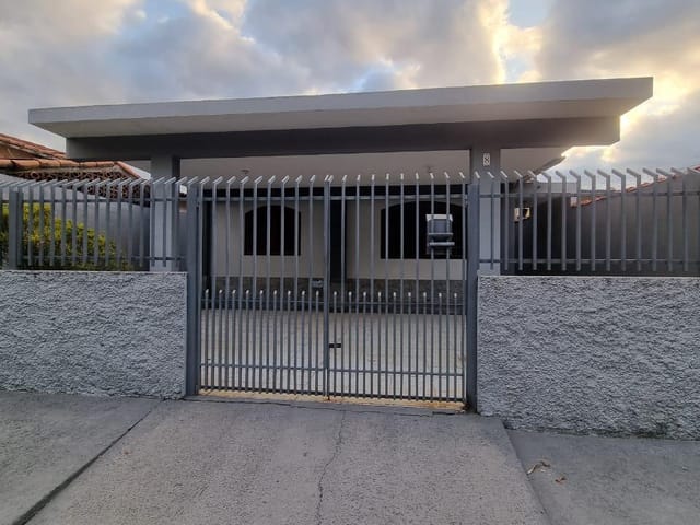Casa com 250m² 3 quartos e 2 banheiros, à venda, no bairro Loteamento Residencial Andrade em Pindamonhangaba