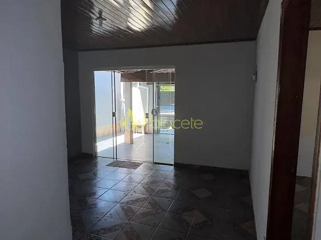 Casa com 250m² 2 quartos e 2 banheiros, à venda, no bairro Conjunto Residencial Araretama em Pindamonhangaba