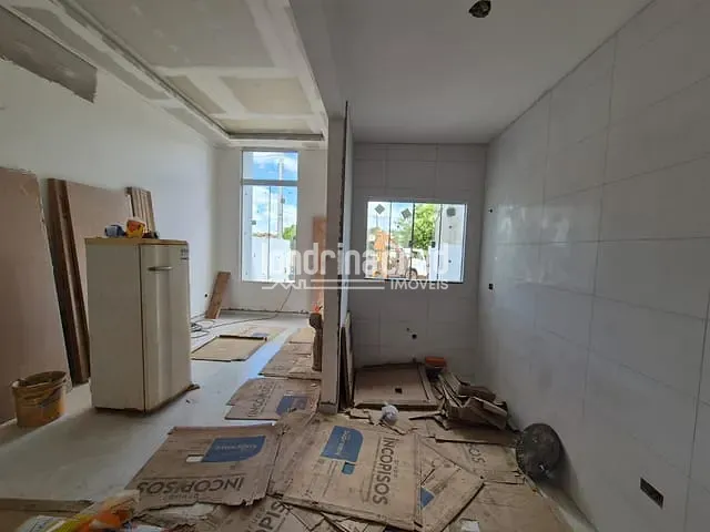 Casa com 180m² 2 quartos e 2 banheiros, à venda, no bairro Colúmbia em Londrina