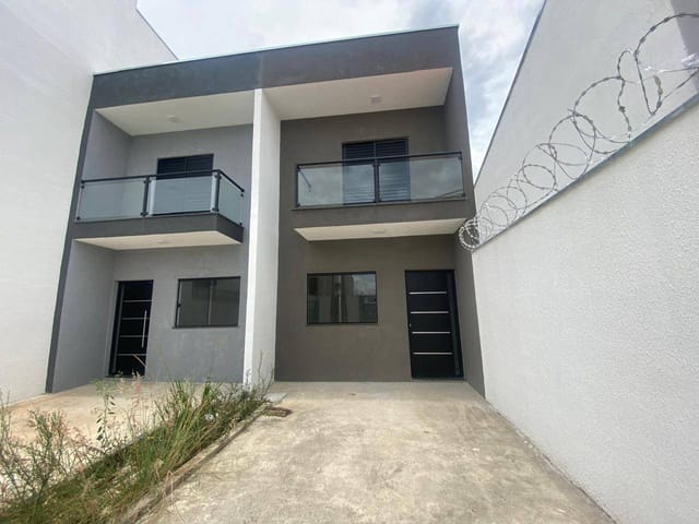 Sobrado 2 quartos e 2 banheiros, à venda, no bairro Loteamento Residencial e Comercial Flamboyant em Pindamonhangaba