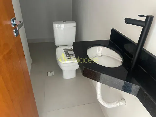 Sobrado 2 quartos e 2 banheiros, à venda, no bairro Loteamento Residencial e Comercial Flamboyant em Pindamonhangaba