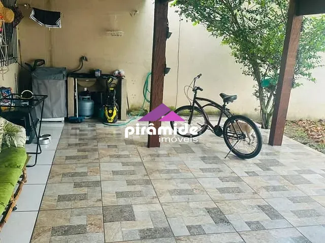 Casa com 300m² 2 quartos e 1 banheiro, à venda, no bairro Jardim Jaqueira em Caraguatatuba