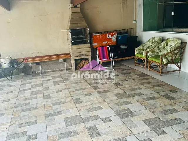 Casa com 300m² 2 quartos e 1 banheiro, à venda, no bairro Jardim Jaqueira em Caraguatatuba