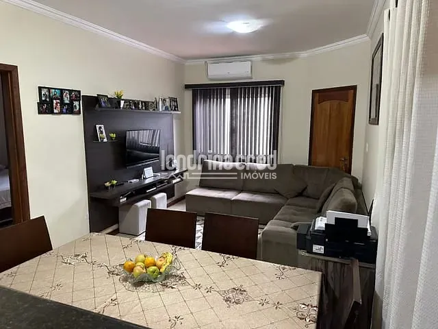 Casa com 140m² 2 quartos e 1 banheiro, à venda, no bairro Conjunto Residencial Roberto Conceição em Cambé