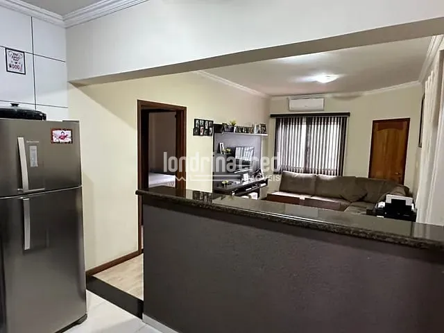 Casa com 140m² 2 quartos e 1 banheiro, à venda, no bairro Conjunto Residencial Roberto Conceição em Cambé