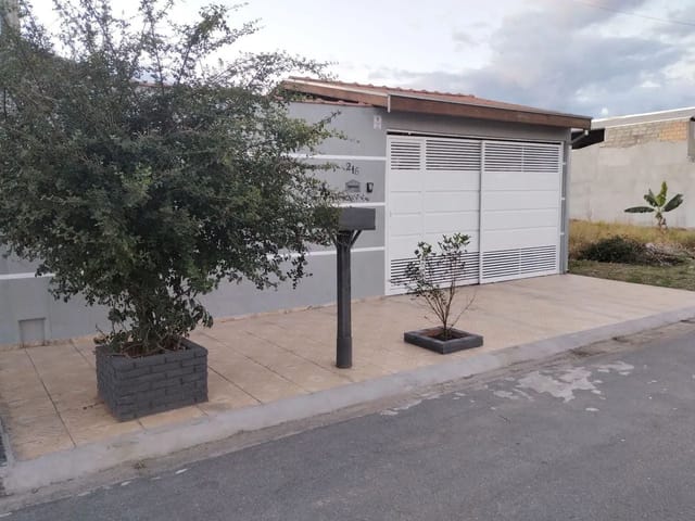 Casa com 200m² 2 quartos e 1 banheiro, à venda, no bairro Loteamento Residencial e Comercial Araguaia em Pindamonhangaba