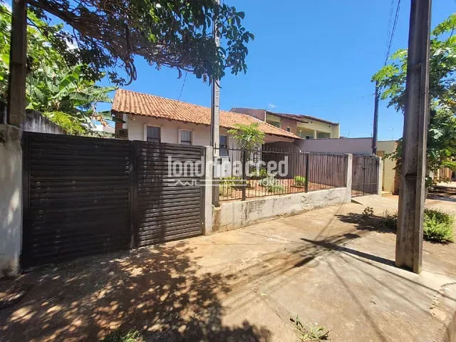 Casa com 300m² 2 quartos e 2 banheiros, à venda, no bairro Jardim Guararapes em Londrina
