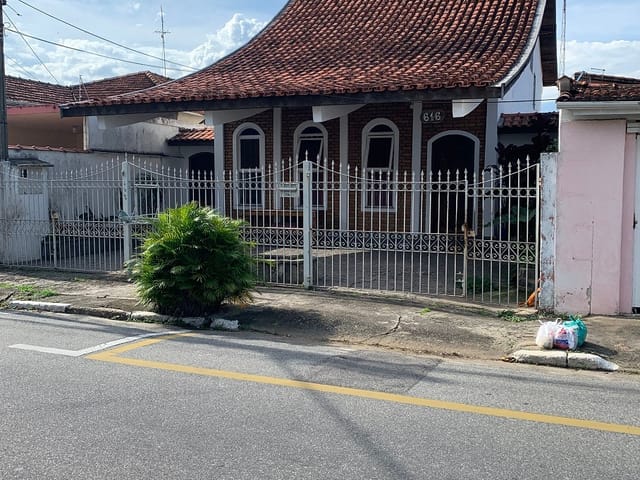 Casa com 302m², à venda, no bairro Centro em Pindamonhangaba