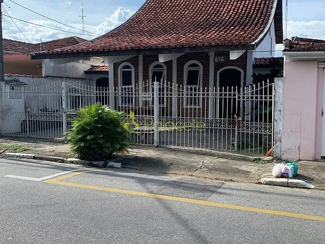 Casa com 302m², à venda, no bairro Centro em Pindamonhangaba