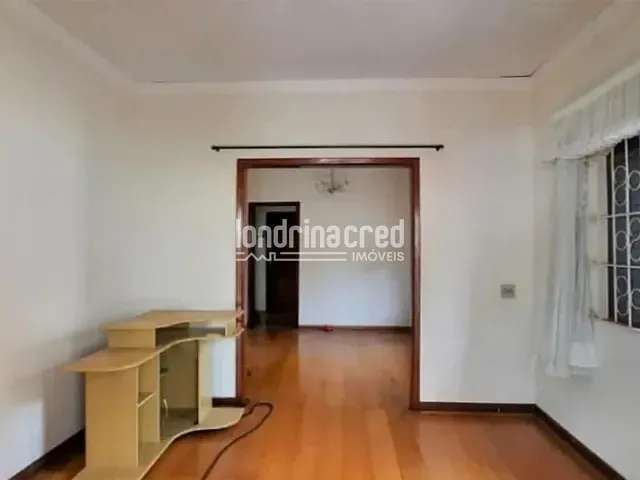 Casa com 565m² 2 quartos e 1 banheiro, à venda, no bairro Vila Ziober em Londrina